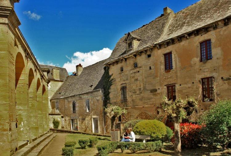 Petite Maison En Pierre Au Coeur Du Perigord Noir Proche De Sarlat Et Rocamadour *